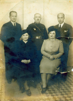 Daha sonraki yıllarda Nadir Hanım (Solda oturan siyah elbiseli), Ablası Müzeyyen ÇİĞİLTEPE (Reşat Bey’in Ağabeyi Fuat Bey’in eşi) ve kardeşler